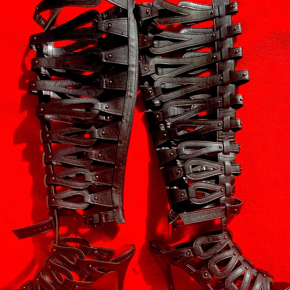Cityclassified gladiator style black boot style heel.
